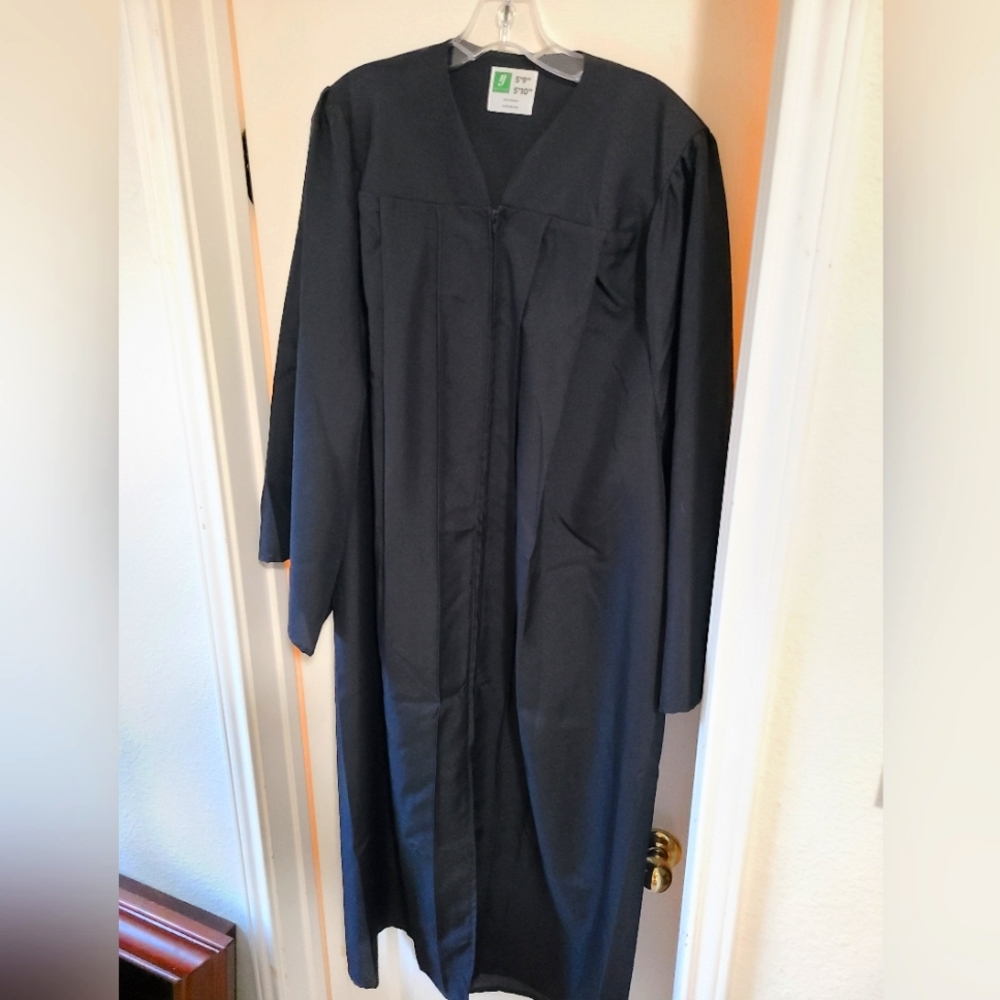 Black graduation gown 5'9 - 5'10